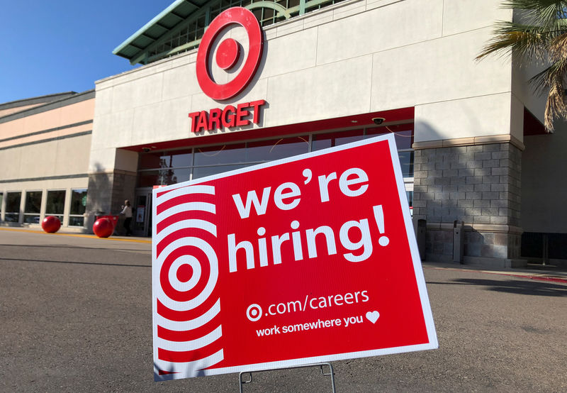 © Reuters. Un anuncio de oferta de empleo frente a una tienda en Encinitas, California