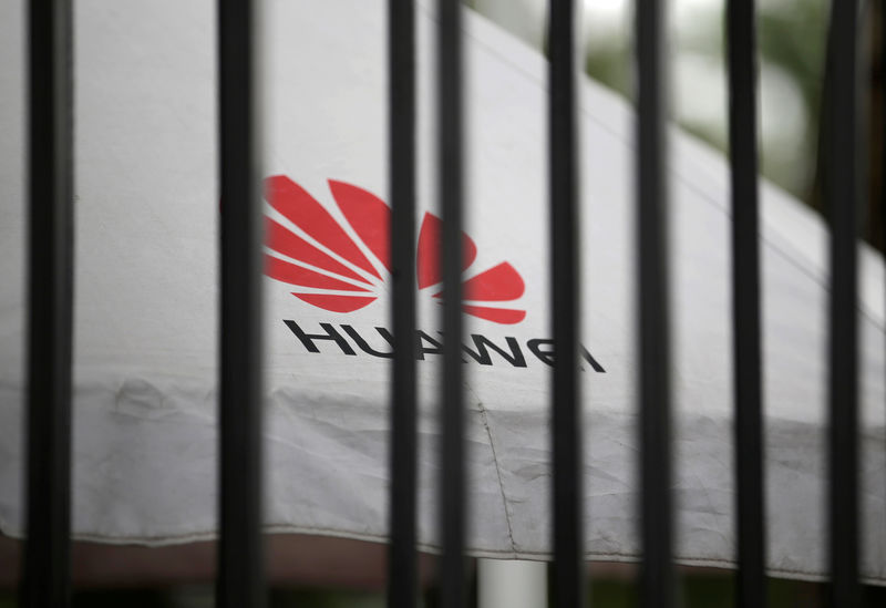 © Reuters. FOTO DE ARCHIVO: Un logotipo de Huawei, en una foto tomada desde el exterior de su sede en Shenzhen