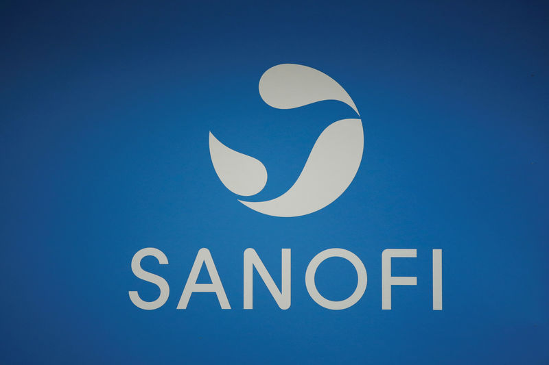 © Reuters. Логотип Sanofi в Париже