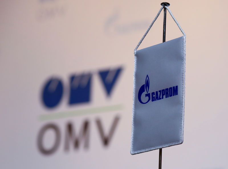 © Reuters. Логотипы компаний OMV и Газпром в Вене