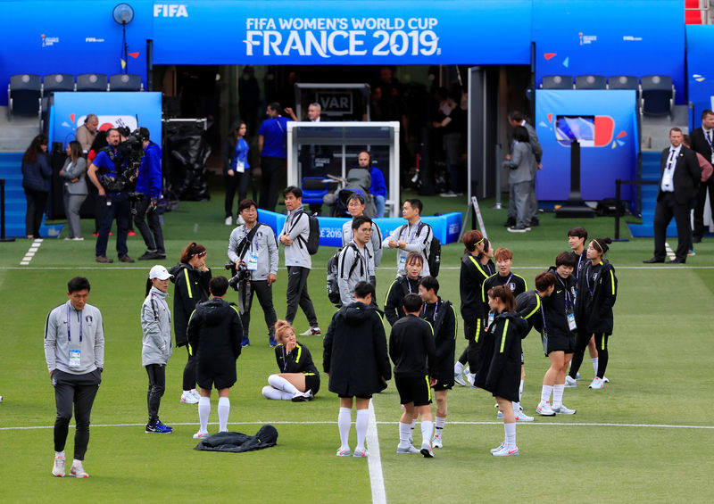 © Reuters. Jugadoras de Corea del Sur en uno de los estadios de la Copa Mundial Femenina en el Parque de los Príncipes, París