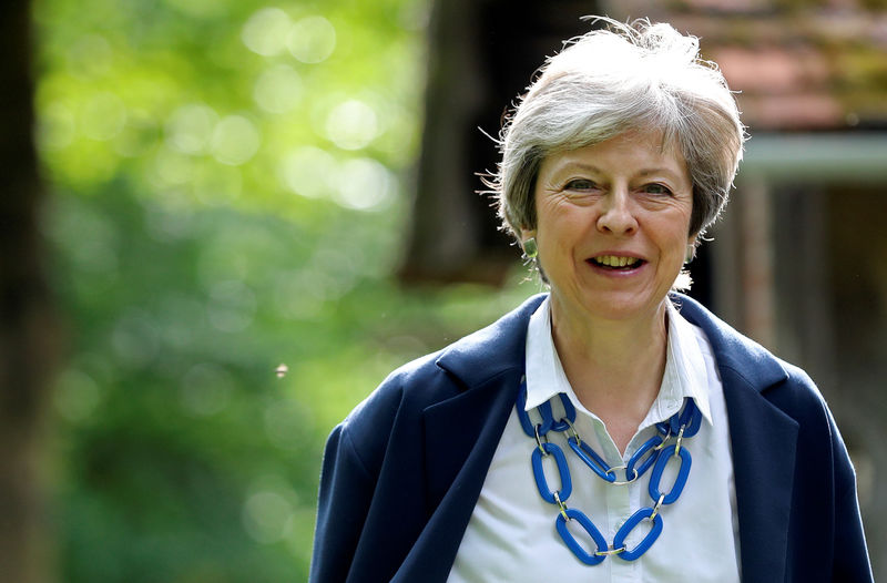 © Reuters. FOTO DE ARCHIVO: La Primera Ministra de Reino Unido, Theresa May, cerca de High Wycombe