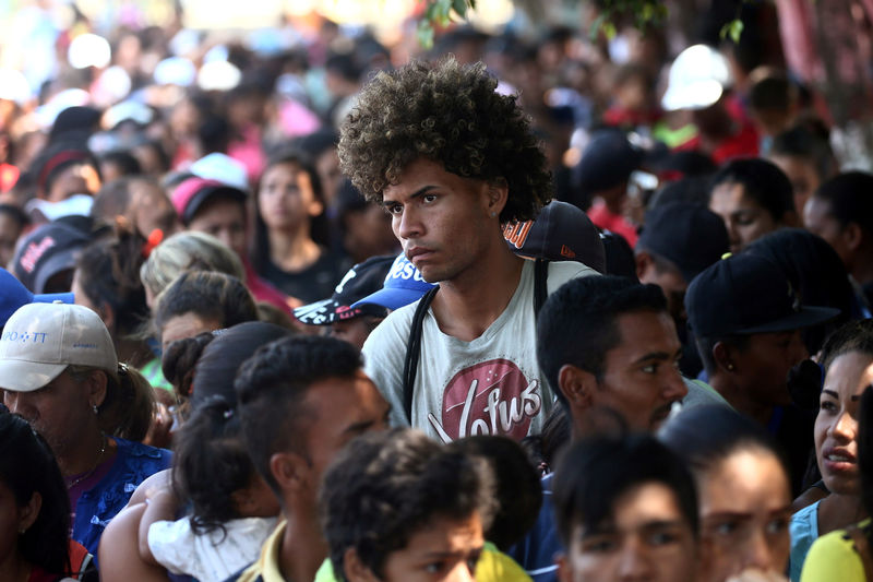 © Reuters. Foto de archivo. Un hombre venezolano hace fila para recibir comida en el refugio para migrantes Divina Providencia en Cúcuta, Colombia.