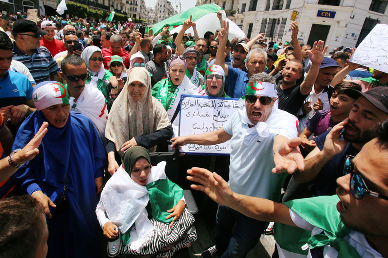 © Reuters. آلاف الجزائريين يطالبون بإصلاحات سياسية ويهتفون "ارحلوا جميعا"