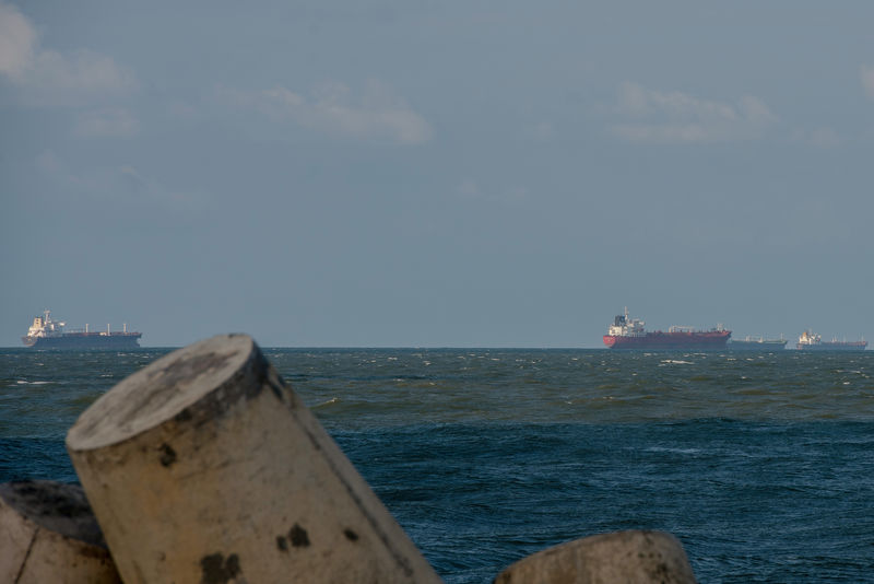 © Reuters. Vessels crude oil tanker are seen floating near Pemex's Pajarito terminal in the city of Coatzacoalcos