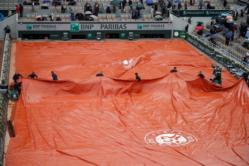 © Reuters. الأمطار توقف مواجهة ديوكوفيتش وتيم في قبل نهائي فرنسا المفتوحة