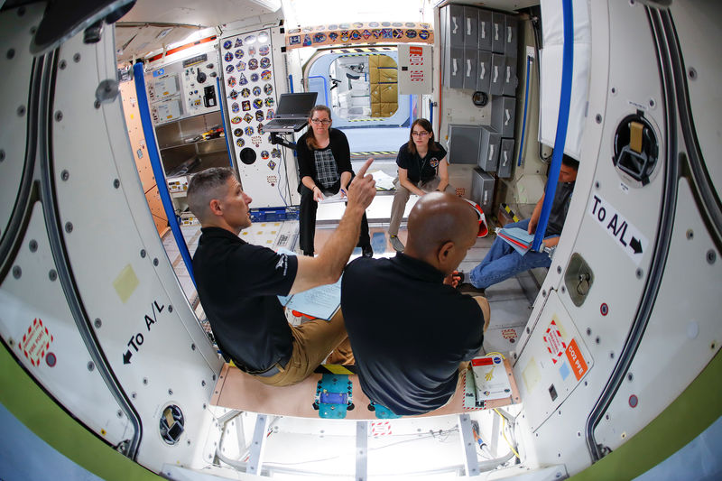 © Reuters. Astronautas da Nasa em treinamento em réplica da Estação Espacial Internacional