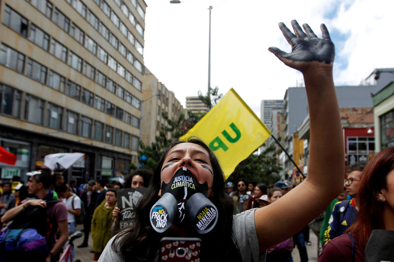 © Reuters. Demonstrators take part in a protest against the use of fracking, in Bogota
