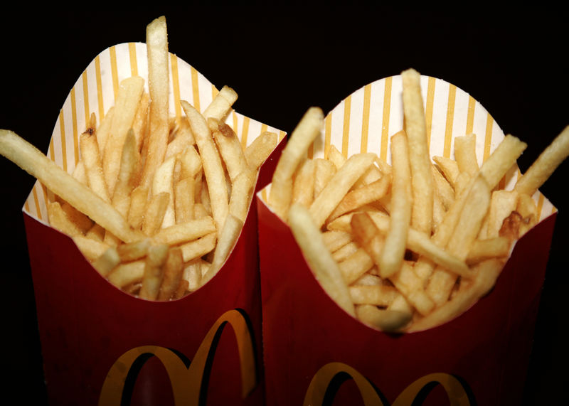 © Reuters. FILE PHOTO - Large order of McDonald's french fries