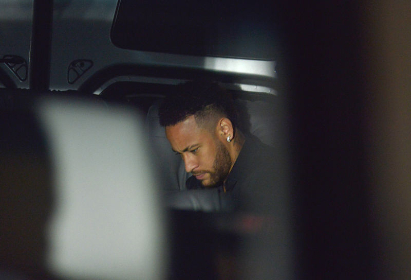 © Reuters. Brazilian soccer player Neymar leaves the police station after testifying in Rio de Janeiro