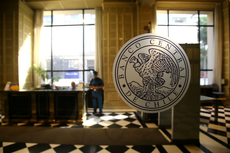 © Reuters. The emblem of the Chile's Central Bank is seen at its headquarters in Santiago