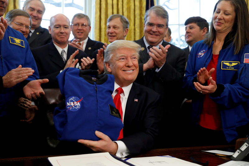 © Reuters. FILE PHOTO: Trump signs NASA act at the White House in Washington