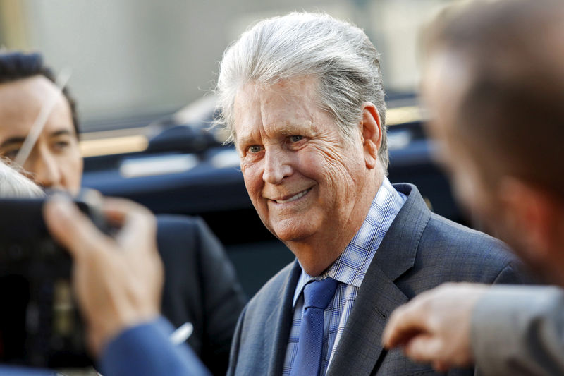 © Reuters. FILE PHOTO: Recording artist Brian Wilson arrives at the premiere of the movie "Love & Mercy" at the Samuel Goldwyn Theater in Beverly Hills, California