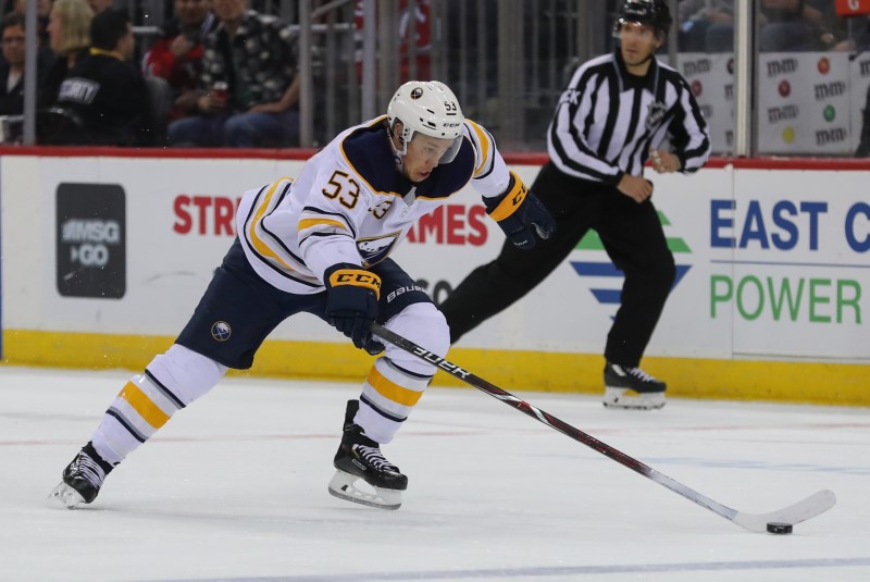 © Reuters. FILE PHOTO: NHL: Buffalo Sabres at New Jersey Devils