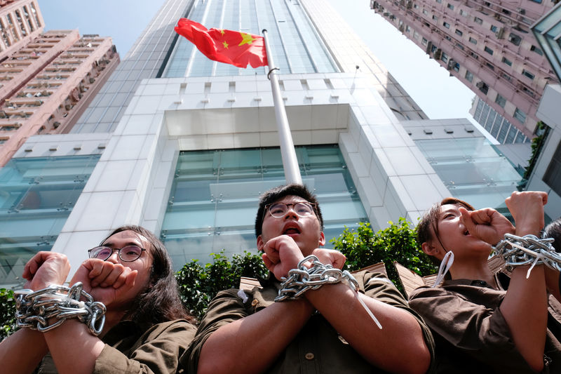 © Reuters. Students chain up themselves as they protest to demand authorities to scrap a proposed extradition bill with China, in Hong Kong
