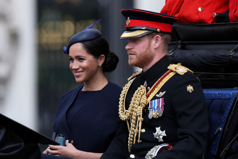 © Reuters. الأمير هاري وزوجته ميجان يحضران عرضا عسكريا أقيم تكريما للملكة إليزابيث