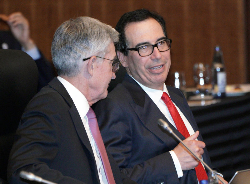 © Reuters. El secretario del Tesoro de Estados Unidos, Steven Mnuchin, conversa con el presidente de la Fed Jerome Powell antes de una reunión de jefes de finanzas y bancos centrales del  G20en Fukuoka
