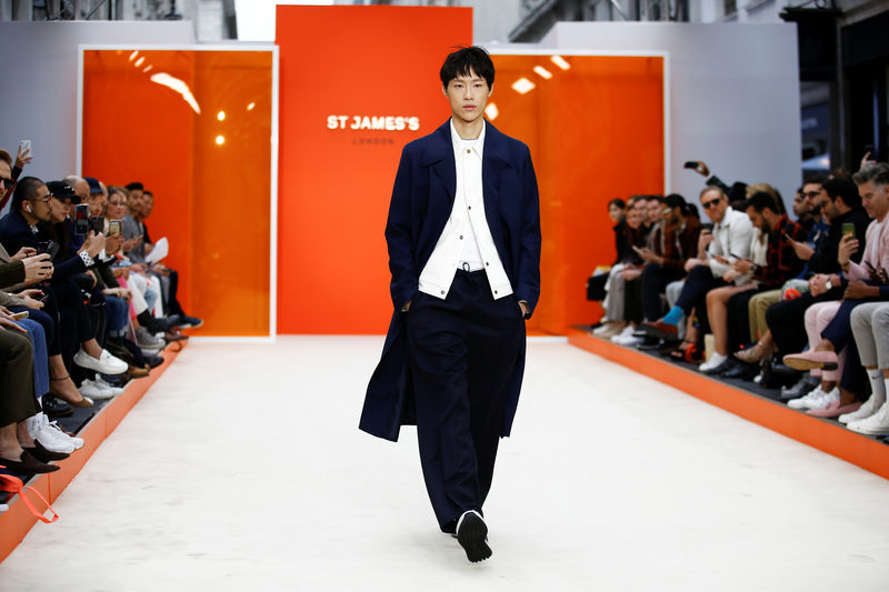 © Reuters. عرض لأحدث تصميمات ملابس الرجال لمجموعات ربيع/صيف 2020 في أسبوع الموضة بلندن