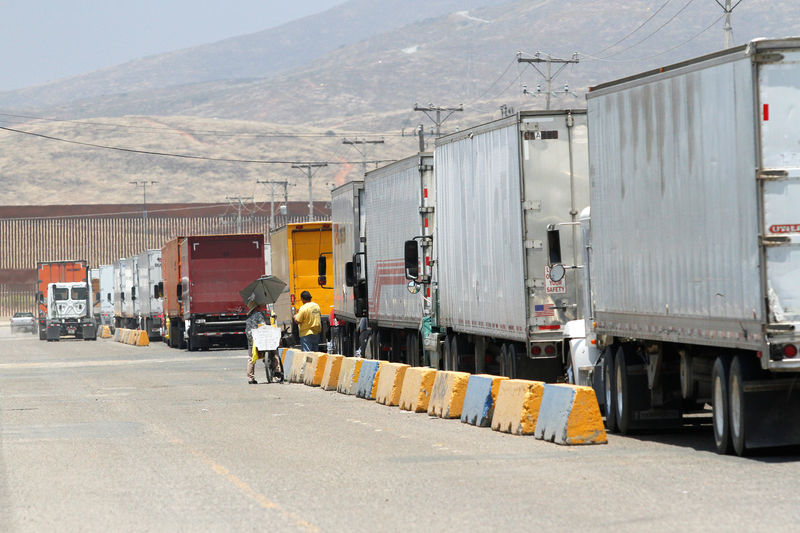 © Reuters. Trucks wait in queue for border customs control at the Otay border crossing in Tijuana