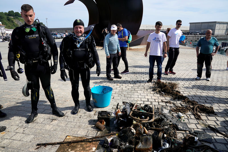 © Reuters. آلاف المتطوعين يشاركون في تنظيف ساحل شمال إسبانيا من النفايات والبلاستيك