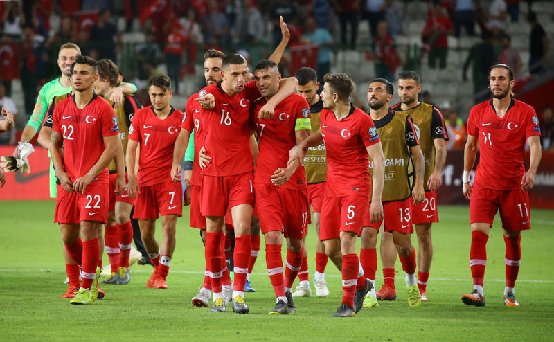 © Reuters. تركيا تصعق فرنسا بطلة العالم وتفوز 2-صفر في تصفيات أوروبا