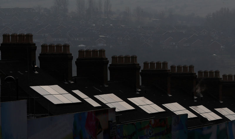 © Reuters. FILE PHOTO: Solar panels on refurbished homes reflect the sun in Stoke-on-Trent,