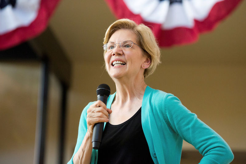 © Reuters. FILE PHOTO: Democratic 2020 presidential candidate Elizabeth Warren visits Iowa