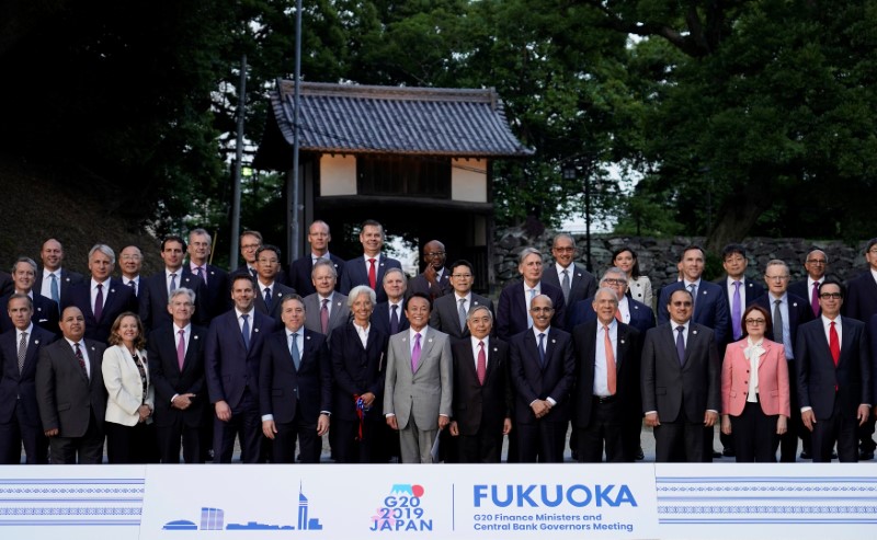 © Reuters. El ministro de Finanzas de Japón, Taro Aso, junto a la directora gerente del FMI , Christine Lagarde, y el gobernador del Banco de Japon, Haruhiko Kuroda, en una foto grupal durante la cumbre de ministros de finanzas y gobernadores de bancos centrales de