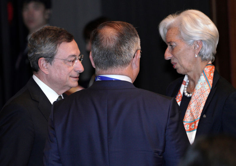© Reuters. International Monetary Fund (IMF) Managing Director Christine Lagarde and European Central Bank (ECB) President Mario Draghi speak prior to the G20 finance ministers and central bank governors meeting, in Fukuoka