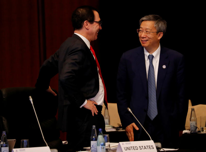 © Reuters. منوتشين يقول أجرى محادثات "صريحة" بشأن التجارة مع محافظ المركزي الصيني