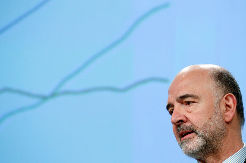 © Reuters. FILE PHOTO: EU Commissioner Moscovici presents the EU executive's economic forecasts in Brussels