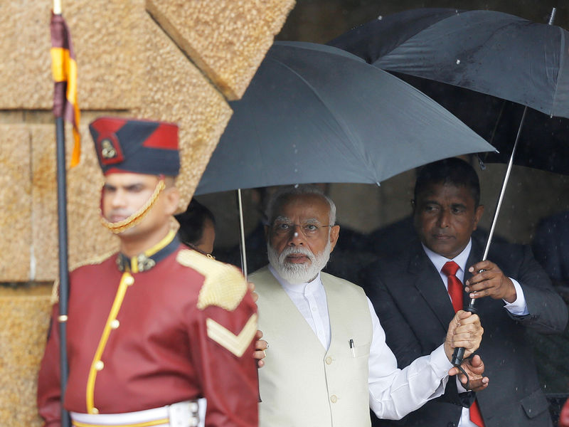 © Reuters. رئيس وزراء الهند يزور إحدى الكنائس المستهدفة في تفجيرات عيد القيامة في سريلانكا