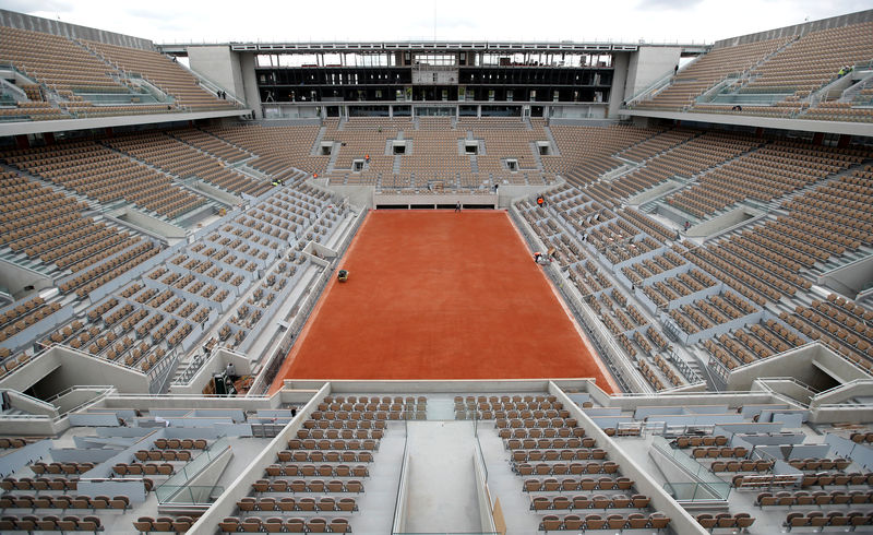 © Reuters. FILE PHOTO: A general view shows the renovated Philippe Chatrier central court at Roland Garros in Paris