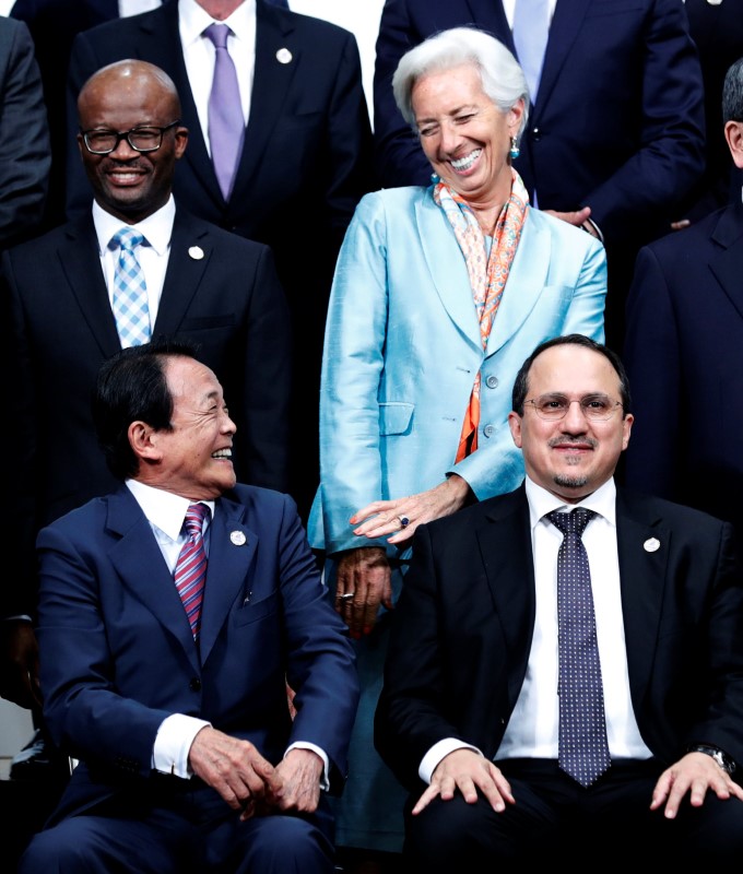 © Reuters. El ministro de Finanzas de Japón, Taro Aso, conversa con la directora gerente del FMI, Christine Lagarde, durante una foto grupal de las autoridades económicas del Grupo de los 20 en Fukuoka, Japón, 9 de junio de  2019.