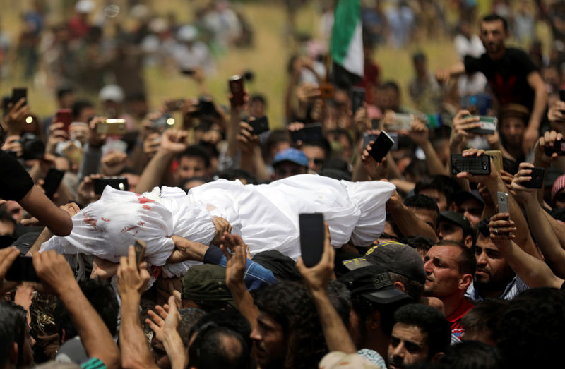© Reuters. بلدة تابعة للمعارضة السورية تشيع جثمان الساروت "منشد الثورة"