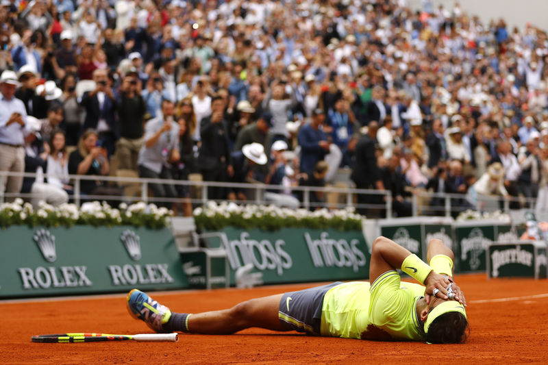 © Reuters. El español Rafael Nadal celebra tras ganar la final del Abierto de Francia ante el austriaco Dominic Thiem