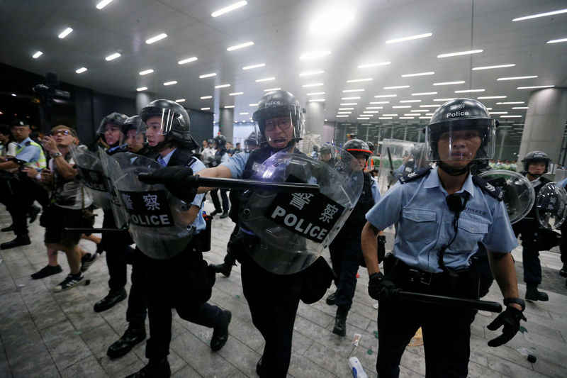 © Reuters. شرطة هونج كونج تصد محتجين بعد محاولتهم اقتحام البرلمان