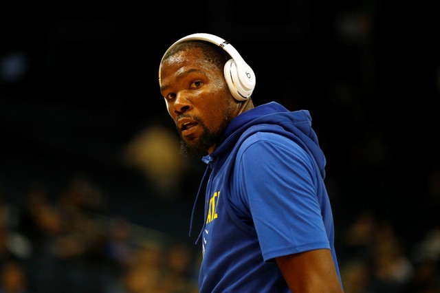 © Reuters. FILE PHOTO: Durant of the Golden State Warriors warm up before his NBA pre-season game against the Denver Nuggets at Oracle Arena in Oakland, California