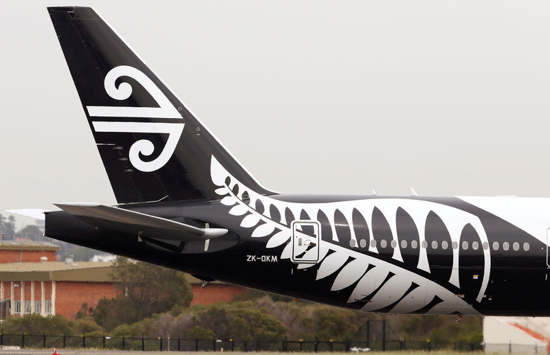 © Reuters. FILE PHOTO: An Air New Zealand Boeing 777 plane taxis after landing at Kingsford Smith International Airport in Sydney