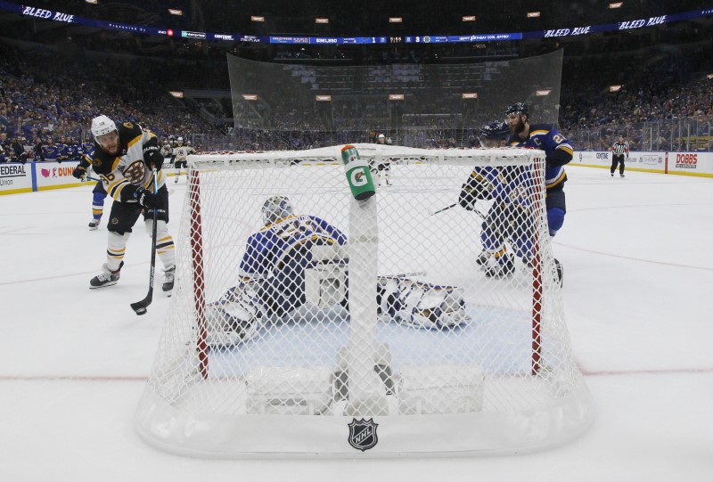 © Reuters. NHL: Stanley Cup Final-Boston Bruins at St. Louis Blues