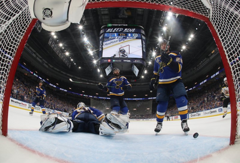 © Reuters. NHL: Stanley Cup Final-Boston Bruins at St. Louis Blues