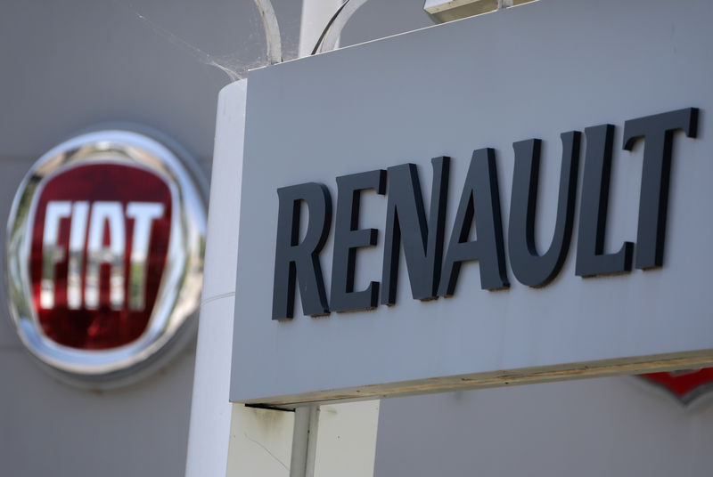 © Reuters. The logos of Renault and Fiat carmakers are seen in Nice