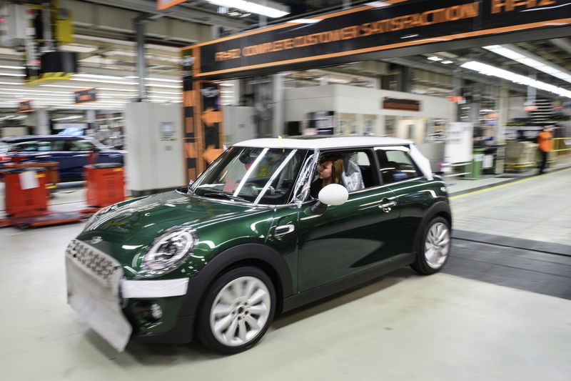 © Reuters. Workers assemble cars at the plant for the Mini range of cars in Cowley, near Oxford