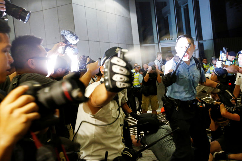 © Reuters. Un oficial de policía utiliza un aerosol de pimienta durante la protesta en Hong Kong, China, el 10 de junio de 2019