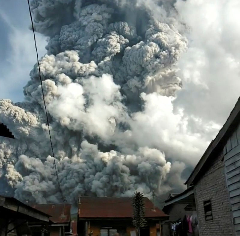 © Reuters. إندونيسيا تحذر من احتمال وقوع ثورات بركانية أخرى في سومطرة
