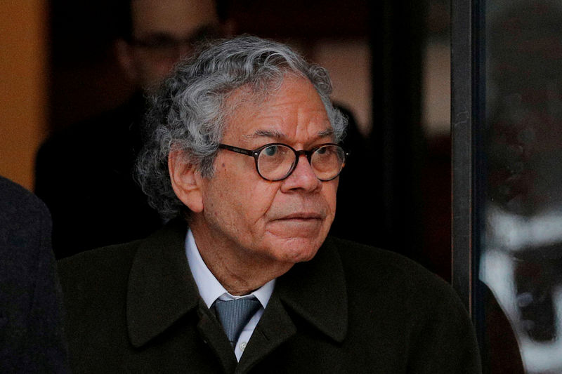 © Reuters. FILE PHOTO: FILE PHOTO: John Kapoor the billionaire founder of Insys Therapeutics Inc., leaves the federal courthouse in Boston