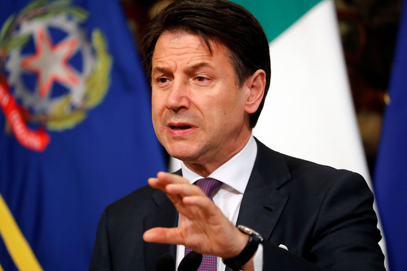 © Reuters. Italian Prime Minister Giuseppe Conte gestures as he holds a news conference at Chigi Palace in Rome