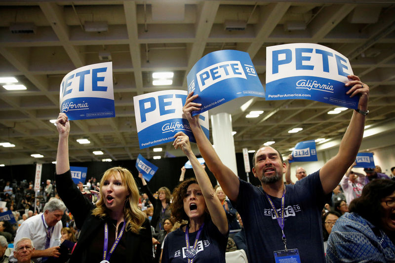 © Reuters. Supporters of Democratic presidential candidate and Mayor of South Bend, Indiana Pete Buttigieg chant during the California Democratic Convention in San Francisco, California