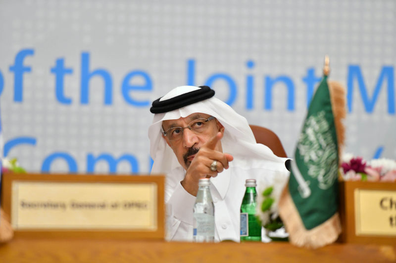 © Reuters. Министр энергетики Саудовской Аравии Халид аль-Фалих на пресс-конференции в Джедде