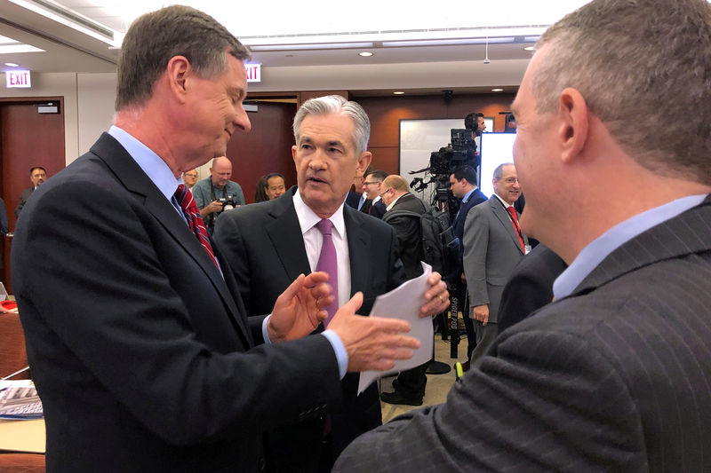 © Reuters. Federal Reserve Chairman Jerome Powell speaks with Chicago Fed President Charles Evans and St Louis Fed President James Bullard at a conference on monetary policy at the Federal Reserve Bank of Chicago